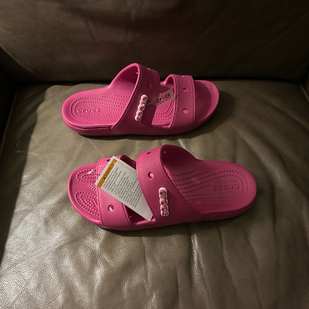 NWT! Crocs Fuchsia Fun Classic Sandals. Women’s Size 9. Includes 2 Charms. - Picture 10 of 16